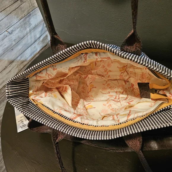 Chic Striped Tote with Brown Leather Details - Picture 6 of 11